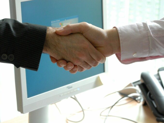Handshake vor einem Bewerbungsgespräch