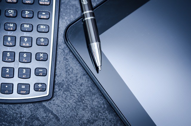 Taschenrechner, Stift und Tablet: Annuitätendarlehen berechnen mit dem Taschenrechner ist gar nicht so leicht! Einfacher ist die Nutzung des Annuitätendarlehenrechners von Kredit-Markt.eu