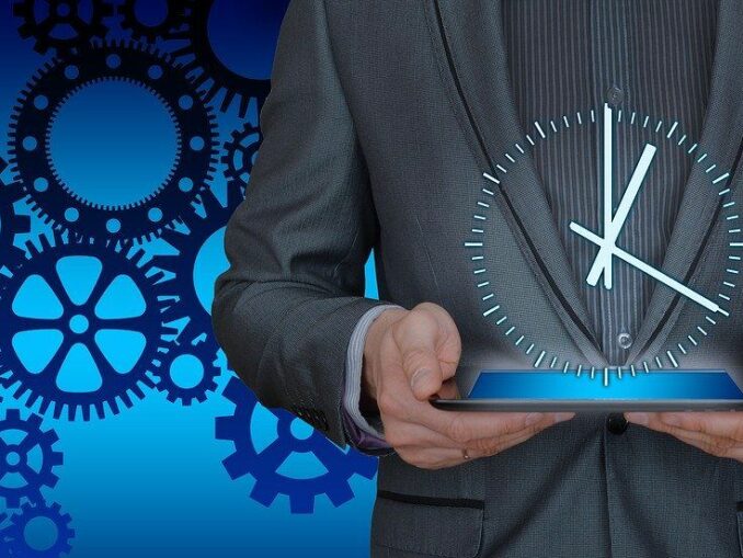 Mann mit Uhr in seinen Händen: Das Bild steht sinnbildlich für mehr Effizienz und bessere Performance am Arbeitsplatz