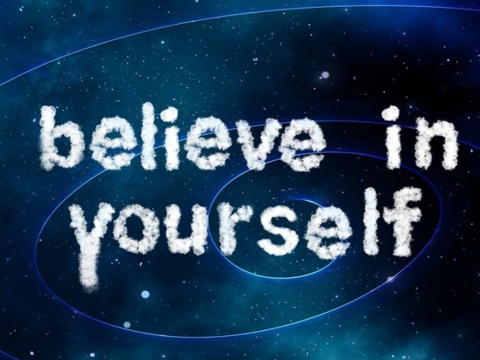 Selbstbewusstsein: Das Motto "Believe in yourself" auf galaktischem Hintergrund