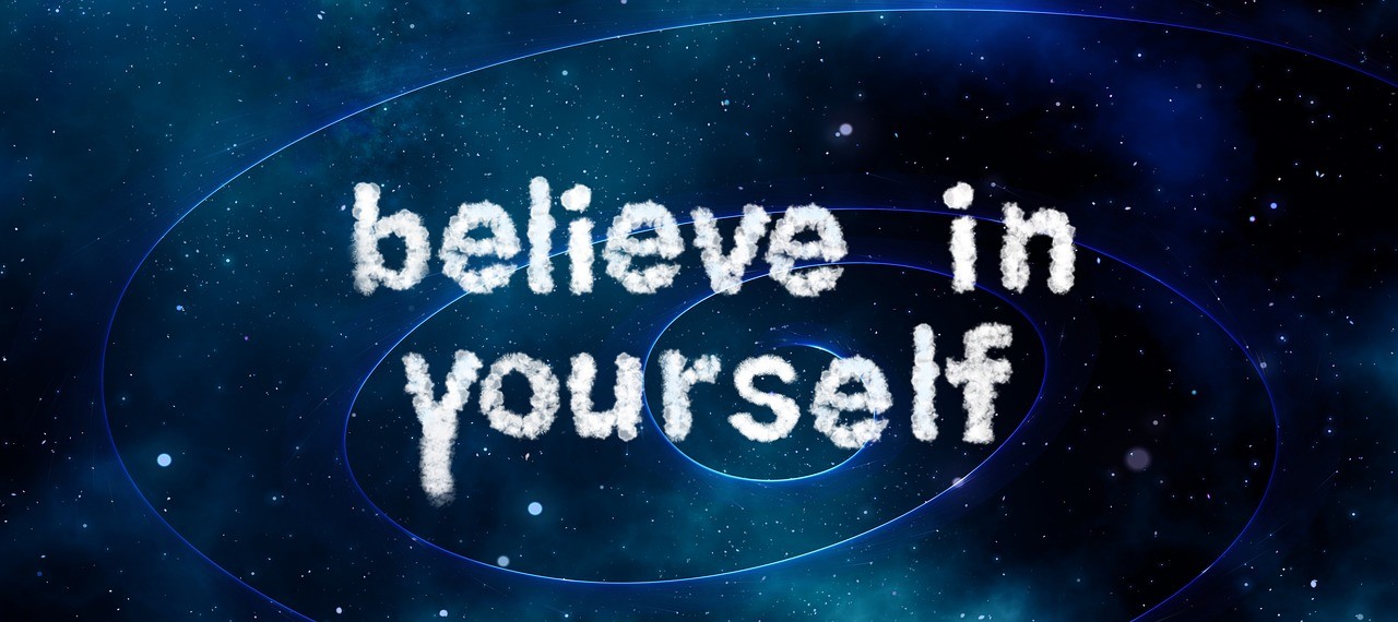Selbstbewusstsein: Das Motto "Believe in yourself" auf galaktischem Hintergrund