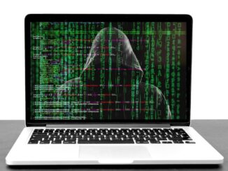 Laptop mit einem Hacker und Codes auf dem Bildschirm: Sparkasse Phishing Mails haben Konjunktur!