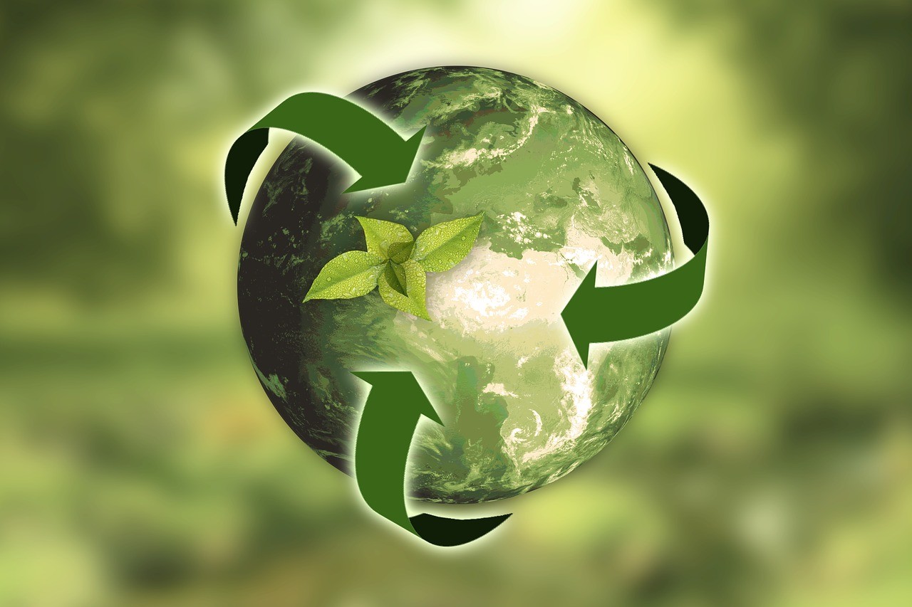 Grüne Weltkugel: Sorgen Sie für mehr Umweltschutz und Nachhaltigkeit, indem Sie in nachhaltige Geldanlagen investieren!