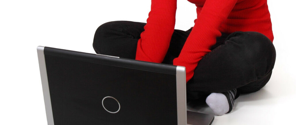 frau benutzt laptop frau benutzt laptop