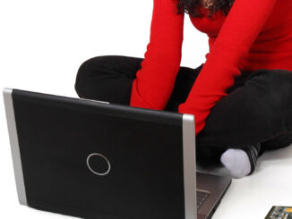 frau benutzt laptop