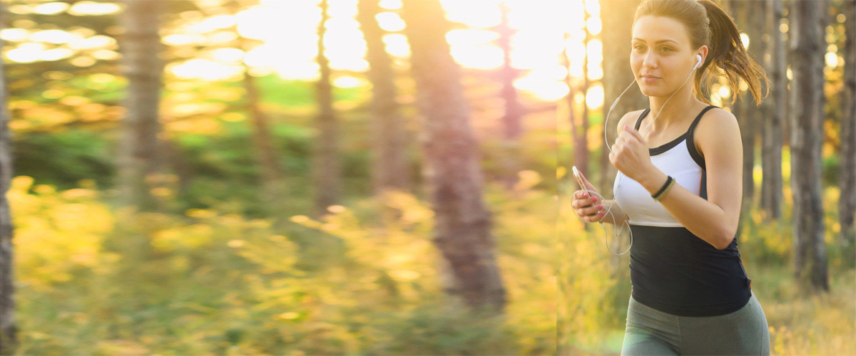 junge frau beim joggen im wald