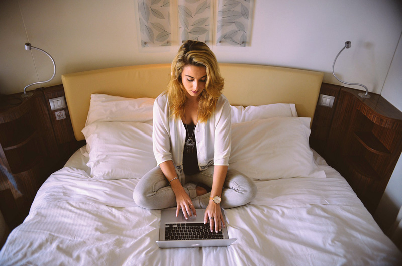 junge-frau-nutzt-laptop