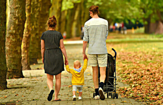 familie-spaziergang-herbst-678x509