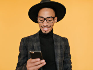 mann nutzt smartphone
