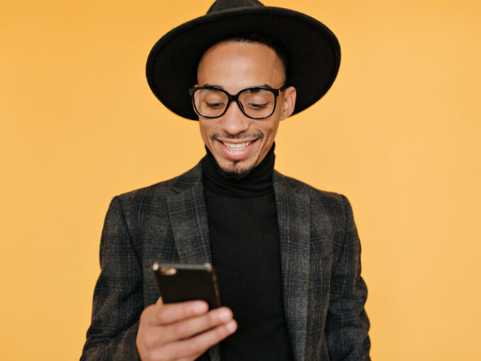 mann nutzt smartphone