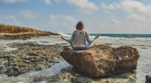 frau relaxt am strand