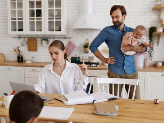 familie in der kueche