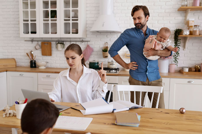 familie in der kueche