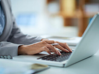 frau arbeitet am laptop