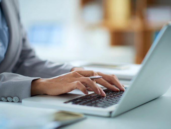 frau arbeitet am laptop