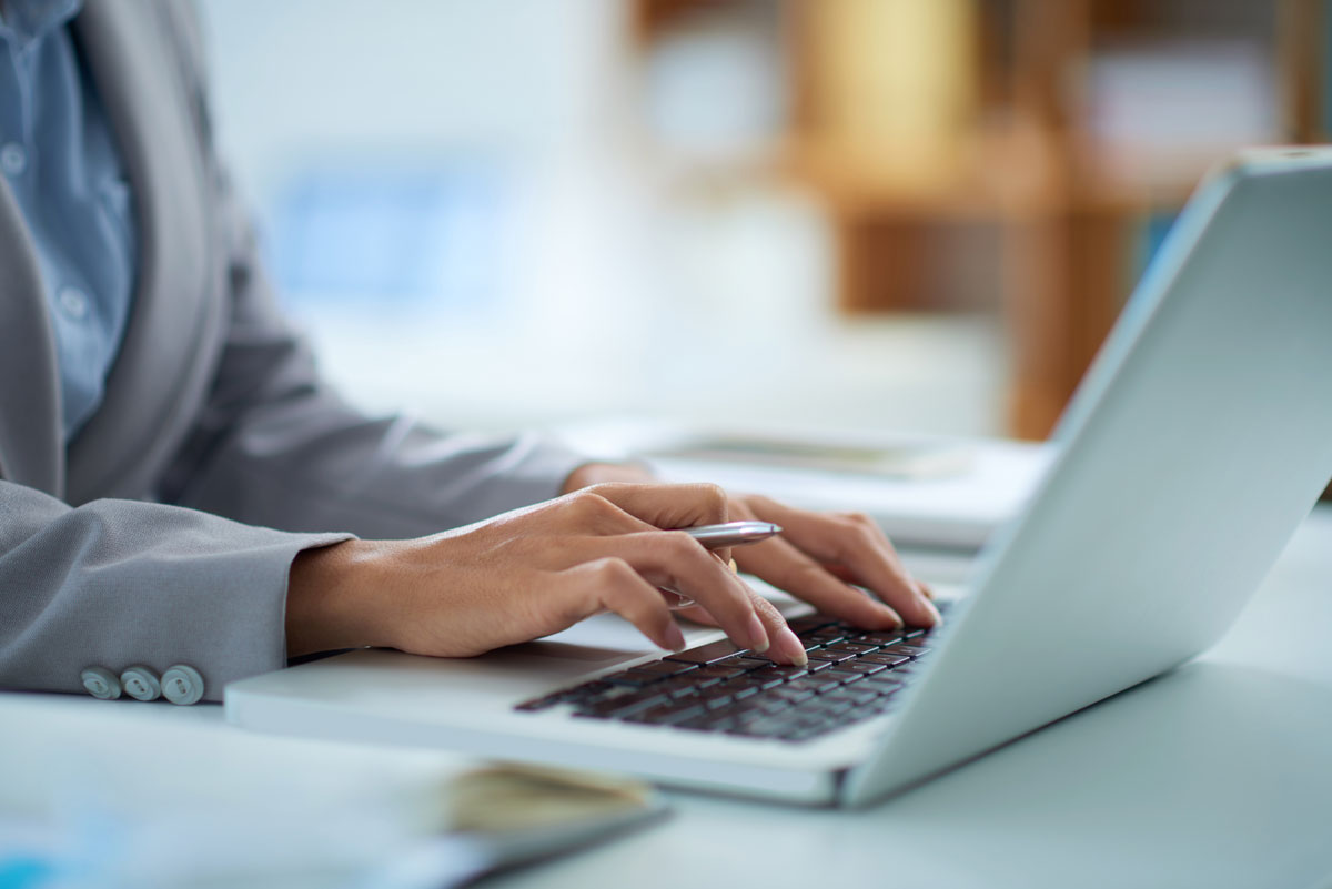 frau arbeitet am laptop