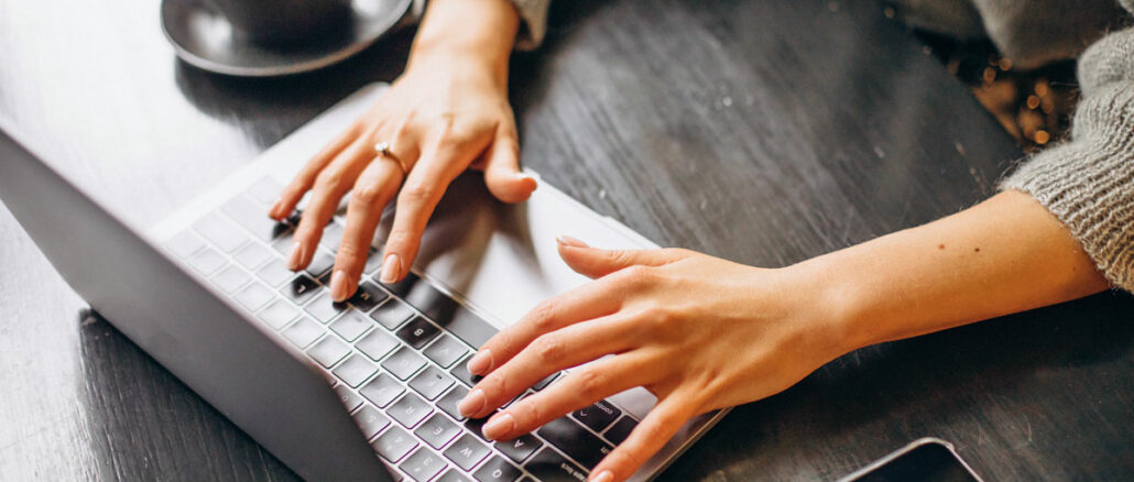 frau taetigt kreditvergleich am laptop frau taetigt kreditvergleich am laptop