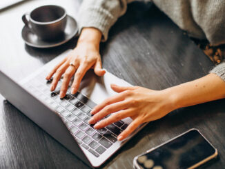 frau taetigt kreditvergleich am laptop