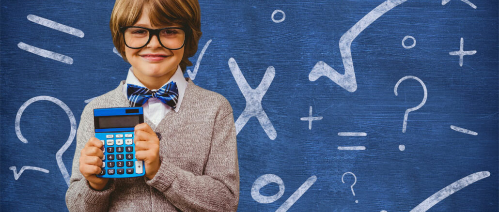 junge mit brille und taschenrechner junge mit brille und taschenrechner